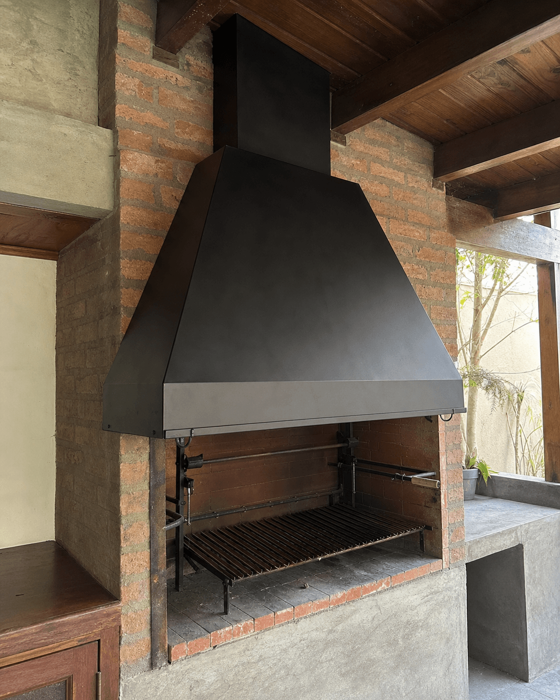 Campana para parrilla de chapa negra a medida instalada en un quincho
